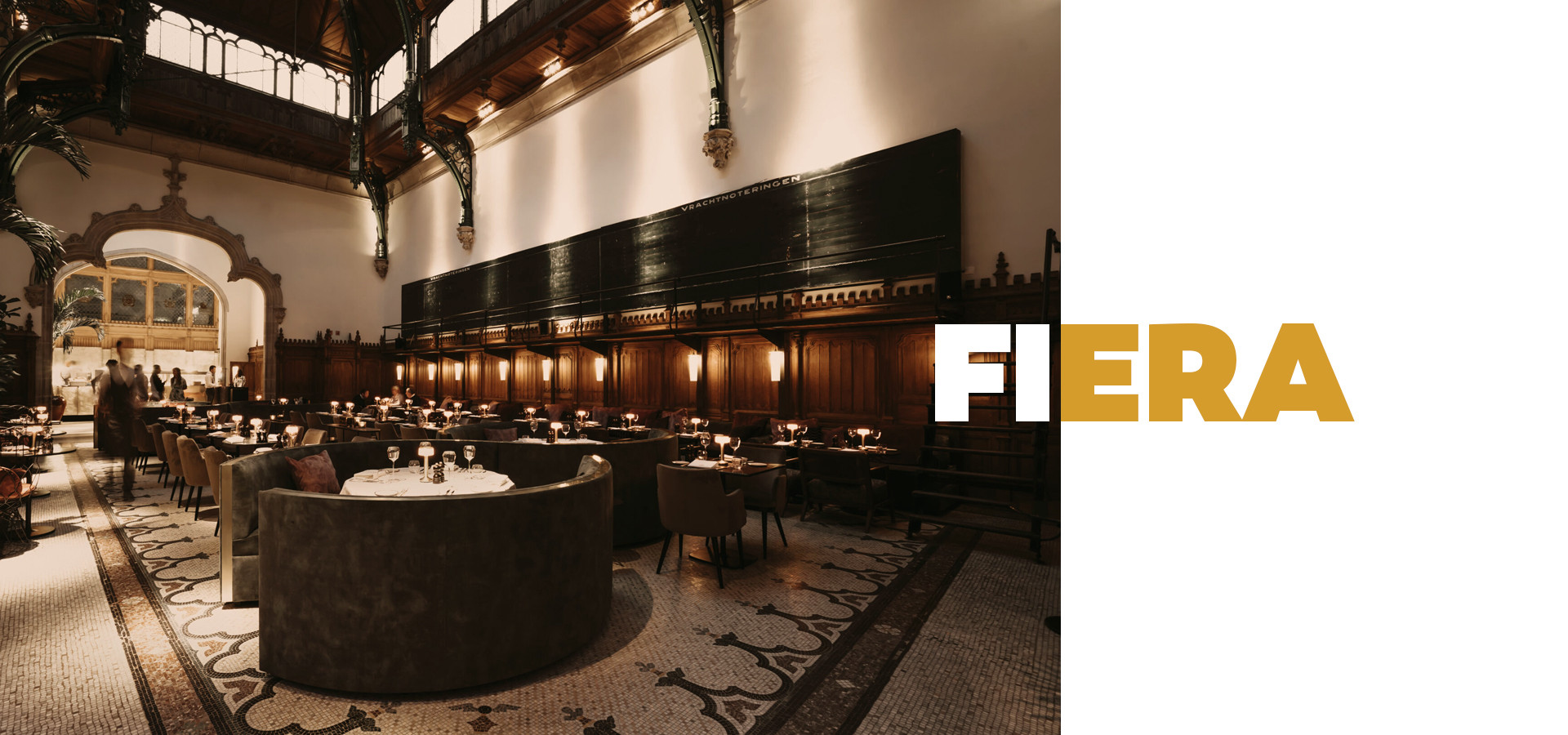 Een algemeen zicht op het restaurant Fiera dat afgewerkt is met messing accenten.